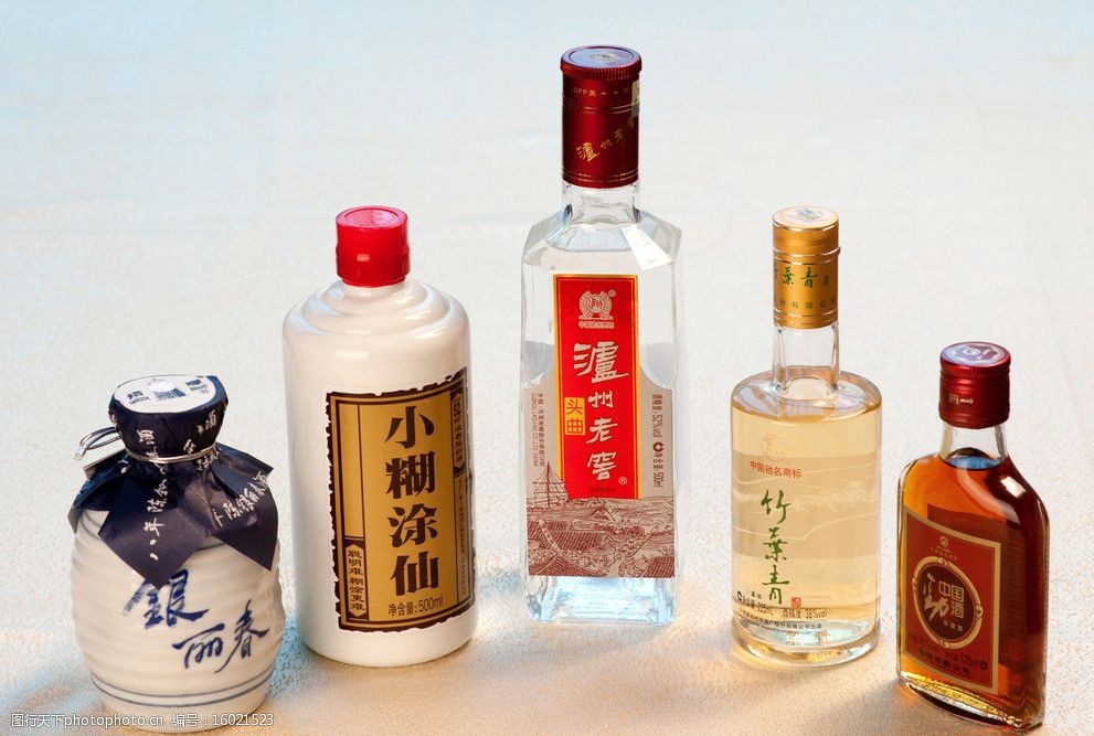 光影与醇香 酒水饮料的视觉美学与品牌叙事